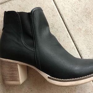 Beautiful fall black booties! Never worn
